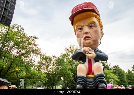 Ein Bildnis des Donald Trump Webstühle über die Menge inmitten der Proteste am Tag der Unabhängigkeit an der National Mall in Washington, DC am 4. Juli 2019. Stockfoto