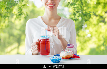 glückliche Frau amerikanischen Unabhängigkeitstag zu feiern Stockfoto