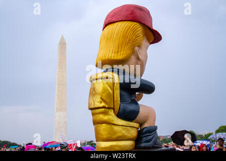 Ein Bildnis des Donald Trump Webstühle über die Menge inmitten der Proteste am Tag der Unabhängigkeit an der National Mall in Washington, DC am 4. Juli 2019. Stockfoto