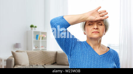 Müde senior Frau leidet unter Kopfschmerzen. Stockfoto