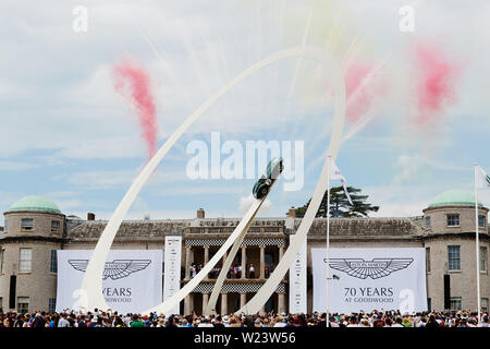 Goodwood, Chichester, West Sussex, UK. 5. Juli, 2019. Goodwood Festival der Geschwindigkeit; renommierte Künstler Gerry Juda feiert den 70. Jahrestag von Aston Martin's erste Rennen in Goodwood mit einem 30 Meter hohen Skulptur. Die riesigen Konvergierenden stahl Bögen werden durch einen Aston Martin DBR 1 Credit: Aktion plus Sport/Alamy Leben Nachrichten gekrönt Stockfoto