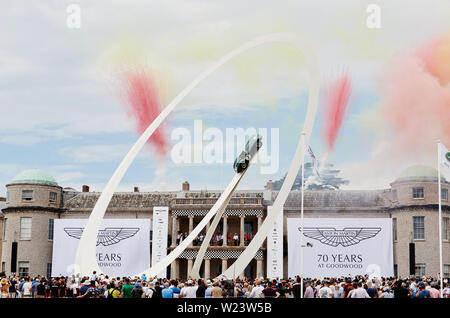 Goodwood, Chichester, West Sussex, UK. 5. Juli, 2019. Goodwood Festival der Geschwindigkeit; renommierte Künstler Gerry Juda feiert den 70. Jahrestag von Aston Martin's erste Rennen in Goodwood mit einem 30 Meter hohen Skulptur. Die riesigen Konvergierenden stahl Bögen werden durch einen Aston Martin DBR 1 Credit: Aktion plus Sport/Alamy Leben Nachrichten gekrönt Stockfoto