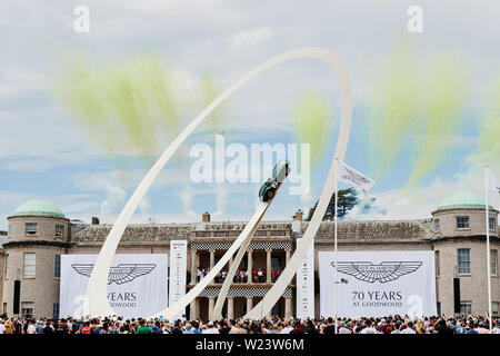 Goodwood, Chichester, West Sussex, UK. 5. Juli, 2019. Goodwood Festival der Geschwindigkeit; renommierte Künstler Gerry Juda feiert den 70. Jahrestag von Aston Martin's erste Rennen in Goodwood mit einem 30 Meter hohen Skulptur. Die riesigen Konvergierenden stahl Bögen werden durch einen Aston Martin DBR 1 Credit: Aktion plus Sport/Alamy Leben Nachrichten gekrönt Stockfoto