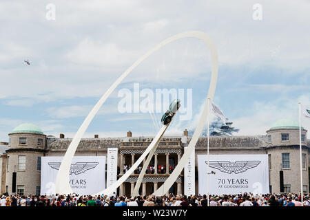 Goodwood, Chichester, West Sussex, UK. 5. Juli, 2019. Goodwood Festival der Geschwindigkeit; renommierte Künstler Gerry Juda feiert den 70. Jahrestag von Aston Martin's erste Rennen in Goodwood mit einem 30 Meter hohen Skulptur. Die riesigen Konvergierenden stahl Bögen werden durch einen Aston Martin DBR 1 Credit: Aktion plus Sport/Alamy Leben Nachrichten gekrönt Stockfoto