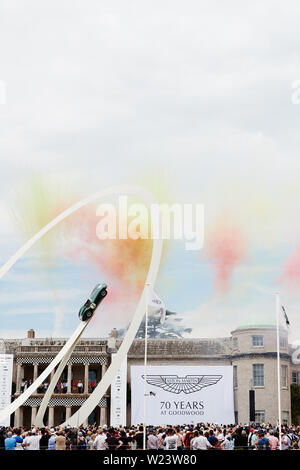 Goodwood, Chichester, West Sussex, UK. 5. Juli, 2019. Goodwood Festival der Geschwindigkeit; renommierte Künstler Gerry Juda feiert den 70. Jahrestag von Aston Martin's erste Rennen in Goodwood mit einem 30 Meter hohen Skulptur. Die riesigen Konvergierenden stahl Bögen werden durch einen Aston Martin DBR 1 Credit: Aktion plus Sport/Alamy Leben Nachrichten gekrönt Stockfoto