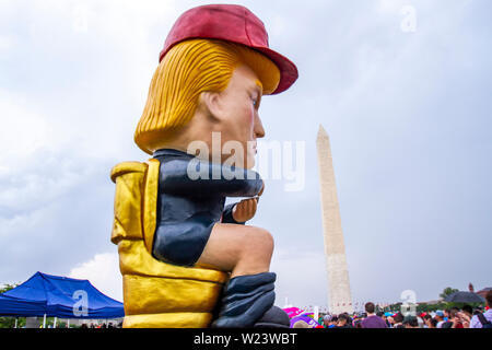 Ein Bildnis des Donald Trump Webstühle über die Menge inmitten der Proteste am Tag der Unabhängigkeit an der National Mall in Washington, DC am 4. Juli 2019. Stockfoto