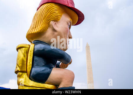 Ein Bildnis des Donald Trump Webstühle über die Menge inmitten der Proteste am Tag der Unabhängigkeit an der National Mall in Washington, DC am 4. Juli 2019. Stockfoto