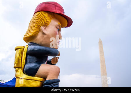 Ein Bildnis des Donald Trump Webstühle über die Menge inmitten der Proteste am Tag der Unabhängigkeit an der National Mall in Washington, DC am 4. Juli 2019. Stockfoto