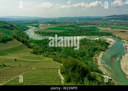 Tanaro und Weinbergen, Barbaresco, vom alten Turm schoss Stockfoto