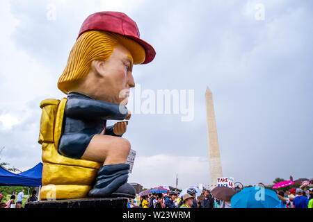 Ein Bildnis des Donald Trump Webstühle über die Menge inmitten der Proteste am Tag der Unabhängigkeit an der National Mall in Washington, DC am 4. Juli 2019. Stockfoto