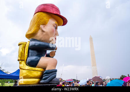 Ein Bildnis des Donald Trump Webstühle über die Menge inmitten der Proteste am Tag der Unabhängigkeit an der National Mall in Washington, DC am 4. Juli 2019. Stockfoto