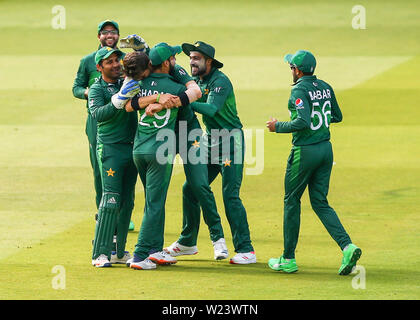 Lords Cricket Ground, London, UK. 5. Juli, 2019. ICC World Cup Cricket, Pakistan und Bangladesch; Shaheen Afridi der Pakistaner umarmte von seinem Teamkollegen Shadab Khan von Pakistan und Sarfaraz Ahmed von Pakistan nach Bowling Mahmudullah von Bangladesch für 29 läuft die Partitur 198-8in der 40. Über und ihm ein 5 Wicketziehen Credit: Aktion plus Sport/Alamy leben Nachrichten Stockfoto