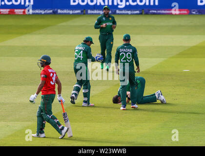 Lords Cricket Ground, London, UK. 5. Juli, 2019. ICC World Cup Cricket, Pakistan und Bangladesch; Shaheen Afridi von Pakistan küsst den Boden nach Bowling Mahmudullah von Bangladesch für 29 läuft die Partitur 198-8in der 40. Über mit Shadab Khan von Pakistan und Sarfaraz Ahmed von Pakistan läuft ihm gratulieren Credit: Aktion plus Sport/Alamy leben Nachrichten Stockfoto