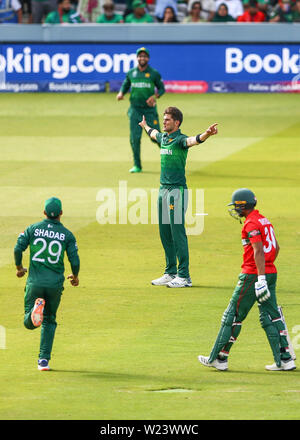Lords Cricket Ground, London, UK. 5. Juli, 2019. ICC World Cup Cricket, Pakistan und Bangladesch; Shaheen Afridi von Pakistan wirft seine Arme nach Bowling Mahmudullah von Bangladesch für 29 läuft die Partitur 198-8in der 40. als Shadab Khan von Pakistan läuft ihm gratulieren Credit: Aktion plus Sport/Alamy leben Nachrichten Stockfoto