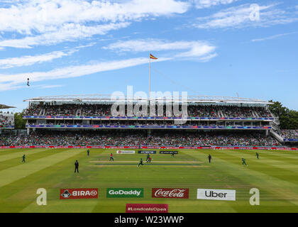 Lords Cricket Ground, London, UK. 5. Juli, 2019. ICC World Cup Cricket, Pakistan und Bangladesch; Allgemeine Ansicht des Grand aus der Clock Tower stand bieten an den Lords während der bangladesch Innings Credit: Aktion plus Sport/Alamy leben Nachrichten Stockfoto