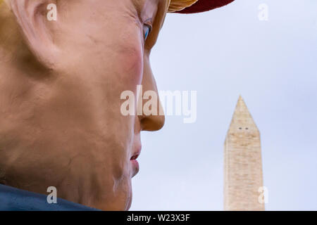 Ein Bildnis des Donald Trump Webstühle über die Menge inmitten der Proteste am Tag der Unabhängigkeit an der National Mall in Washington, DC am 4. Juli 2019. Stockfoto