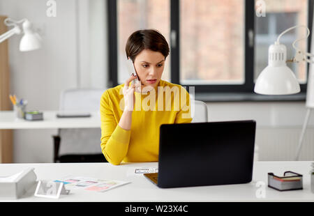 Ui-Designer, die auf dem Smartphone im Büro Stockfoto