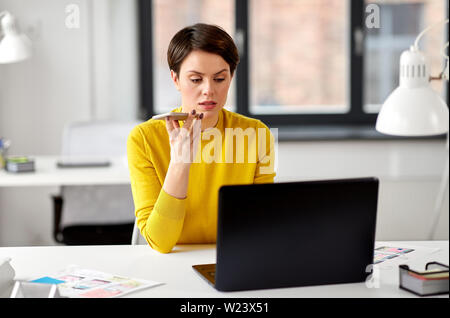 Designer Aufnahme von Smartphone im Büro Stockfoto