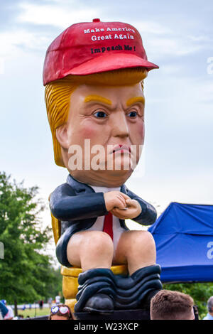 Ein Bildnis des Donald Trump Webstühle über die Menge inmitten der Proteste am Tag der Unabhängigkeit an der National Mall in Washington, DC am 4. Juli 2019. Stockfoto