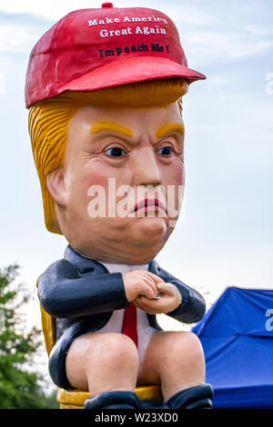 Ein Bildnis des Donald Trump Webstühle über die Menge inmitten der Proteste am Tag der Unabhängigkeit an der National Mall in Washington, DC am 4. Juli 2019. Stockfoto