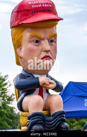 Ein Bildnis des Donald Trump Webstühle über die Menge inmitten der Proteste am Tag der Unabhängigkeit an der National Mall in Washington, DC am 4. Juli 2019. Stockfoto