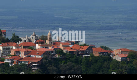 Die roten Dächer der alten georgianischen Häuser in der Stadt der Liebe sind Signahi. Georgien. 13. August 2013 Stockfoto