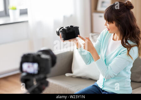 Asiatische Frau Blogger mit der Kamera das Aufnehmen von Videos Stockfoto