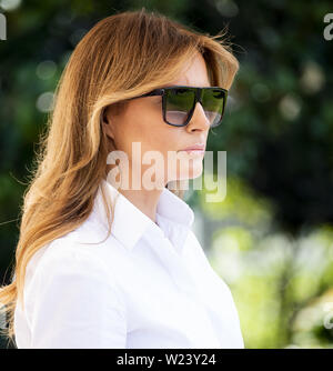 Washington, DC, USA. 5. Juli, 2019. First Lady MELANIA TRUMP in der Nähe der South Lawn des Weißen Hauses, während Sie und der Präsident über Marine One für das Wochenende zu verlassen, in Washington, DC am 5. Juli 2019. Quelle: Michael Brochstein/ZUMA Draht/Alamy leben Nachrichten Stockfoto