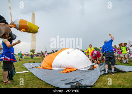 "Baby Trumpf "Blimp auf der National Mall in Washington, DC am 4. Juli 2019 von Protesten am Tag der Unabhängigkeit vor dem Feiern. Stockfoto