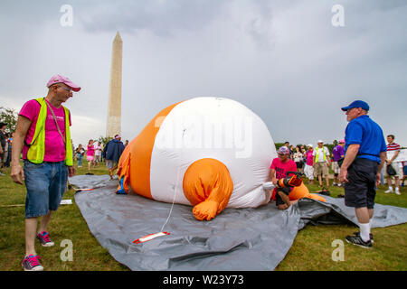 "Baby Trumpf "Blimp auf der National Mall in Washington, DC am 4. Juli 2019 von Protesten am Tag der Unabhängigkeit vor dem Feiern. Stockfoto