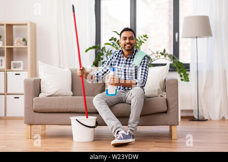 Inder mit Mop und Reinigungsmittel Reinigung zu Hause Stockfoto
