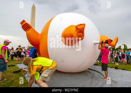 "Baby Trumpf "Blimp auf der National Mall in Washington, DC am 4. Juli 2019 von Protesten am Tag der Unabhängigkeit vor dem Feiern. Stockfoto