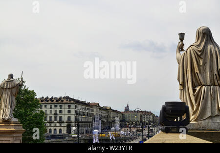 Turin, Piemont, Italien. Juni 2019. In Richtung Piazza Vittorio aus dem Gran Madre Kirche gedreht. Beachten Sie die Statuen mit Blick auf den Marktplatz, den Verkehrsfluss Stockfoto
