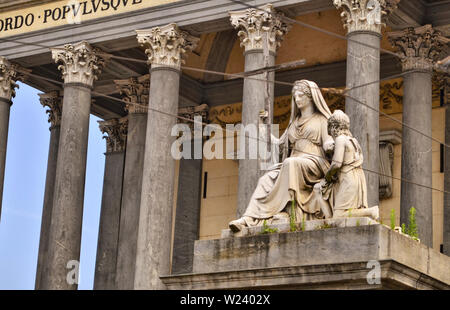 Turin, Piemont, Italien, Juni 2019. Von der Piazza Vittorio Blick auf die Kirche von der Großen Mutter. Hochspannungsleitungen für Straßenbahnen. Stockfoto