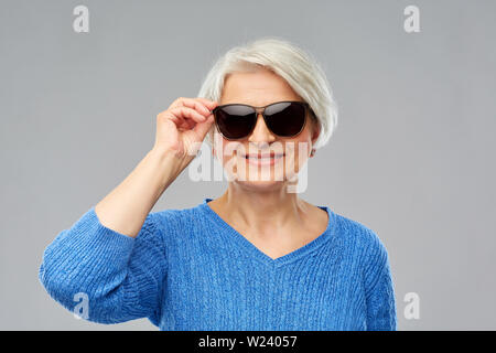 Lächelnd senior Woman in Black Sonnenbrille Stockfoto