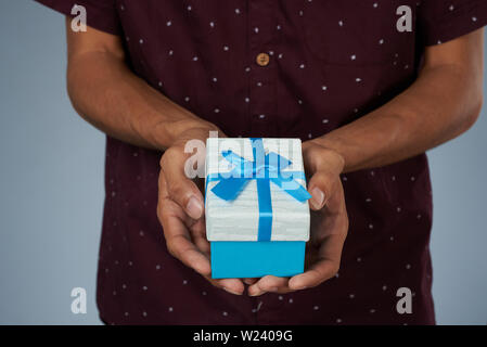 Kleines Geschenk Box in der Hand Nähe zu sehen. Die vorliegende Box Stockfoto