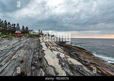 Leuchtturm mit felsigen Küste in Maine Stockfoto