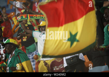 Kairo, Ägypten. 05. Juli, 2019. Senegal Fans jubeln in der steht vor der 2019 Afrika Cup der Nationen Umlauf von 16 Fußballspiel zwischen Uganda und Senegal im Cairo International Stadium. Credit: gehad Hamdy/dpa/Alamy leben Nachrichten Stockfoto