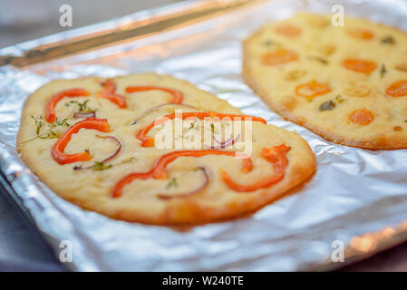 Hausgemachte frische Focaccia in Ofen auf Folie. Stockfoto