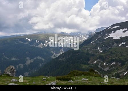 Frühling im Rila-Gebirge, Bulgarien - Blick von den hängen des Kabul Peak zum Skakavitsa-Wasserfall in der Ferne Stockfoto