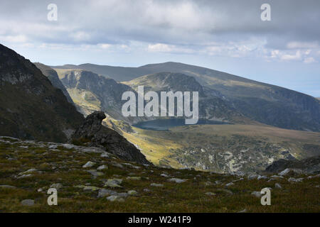 Blick nach Babreka - einer der sieben Heiligen Rila-Seen von Zeleni Rid Ridge, stürmisches Wetter im Rila-Berg, Bulgarien Stockfoto