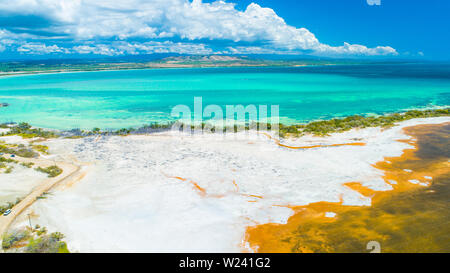 Luftaufnahme von Puerto Rico. Los Morrillos Faro de Cabo Rojo. Playa Sucia Strand und Salzseen in Punta Jaguey. Stockfoto