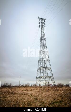 Hohen Sendemasten, Stromleitungen über die Themse, eine an jeder Seite. Im Norden von Kent, UK fotografiert. Stockfoto