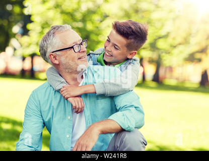 Großvater und Enkel im Sommerpark umarmt Stockfoto