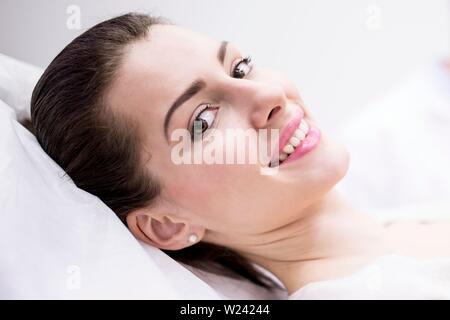 Porträt der jungen Frau liegen auf der Couch in der Klinik. Stockfoto