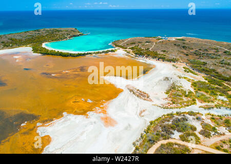 Luftaufnahme von Puerto Rico. Los Morrillos Faro de Cabo Rojo. Playa Sucia Strand und Salzseen in Punta Jaguey. Stockfoto