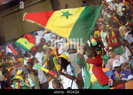 Kairo, Ägypten. 05. Juli, 2019. Senegal Fans jubeln auf dem steht vor der 2019 Afrika Cup der Nationen Umlauf von 16 Fußballspiel zwischen Uganda und Senegal im Cairo International Stadium. Credit: gehad Hamdy/dpa/Alamy leben Nachrichten Stockfoto