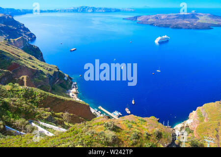 Caldera Panoramaaussicht, Santorini mit Esel weg und dem Alten Hafen, den Vulkan Insel in Griechenland Stockfoto