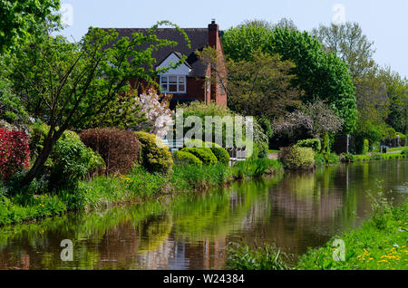 Alte englische Haus auf der Bank von Trent & Mersey Canal Canal an Stein, Staffrodshire. Stockfoto