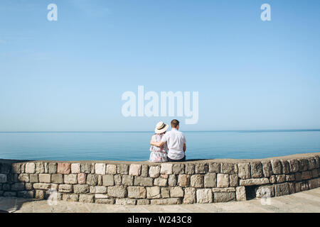 Junges Paar das Meer bewundern. Liebe und Zeit miteinander zu verbringen. Oder träumen Sie zusammen. Stockfoto